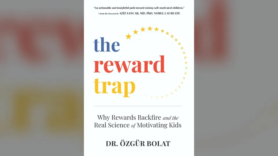 Özgür Bolatın The Reward Trap kitabının kapağı: beyaz zemin, sarı yıldızlardan halka