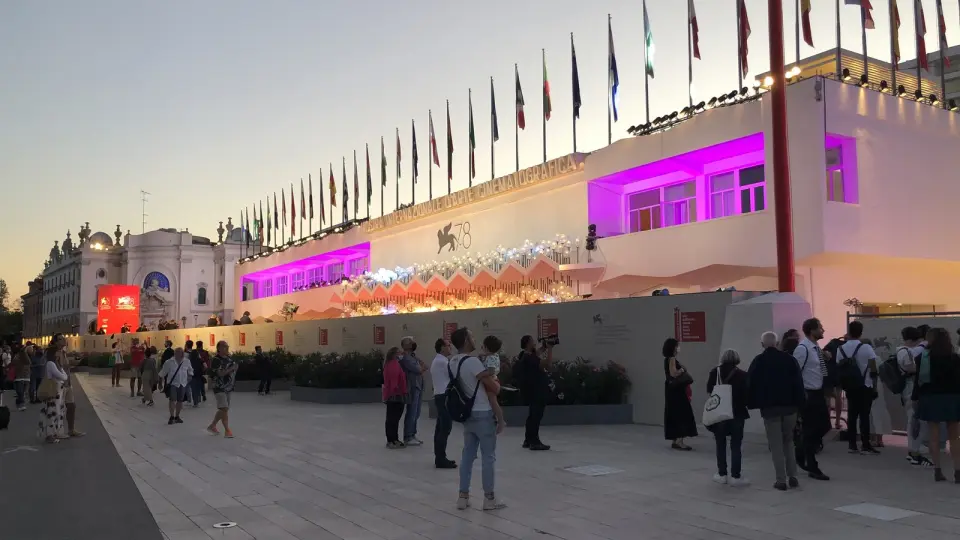 Venedik Film Festivali'nin yapıldığı Palazzo del Cinema'nın önü, bayraklar ve ziyaretçiler